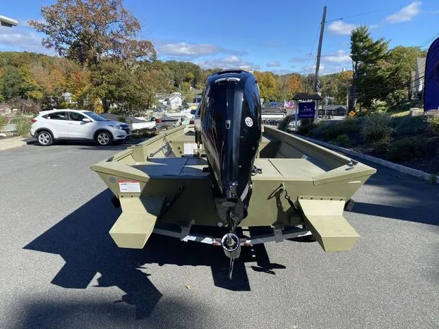 Slide: The Image of Lund 1870 Predator Z1870C Center Console 2025 - 4