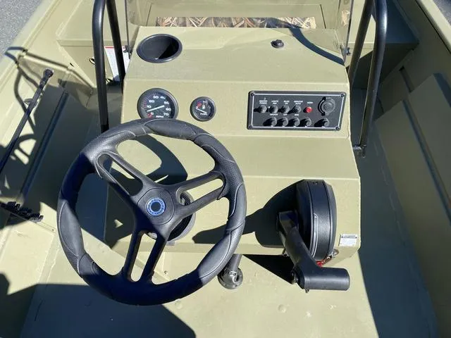 Slide: The Image of Lund 1870 Predator Z1870C Center Console 2025 - 9