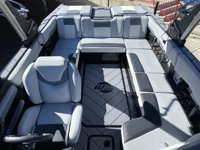 Slide: The Image of Malibu Wakesetter 23 LSV 2025 - 13