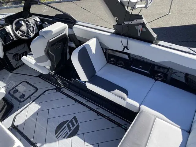 Slide: The Image of Malibu Wakesetter 23 LSV 2025 - 15