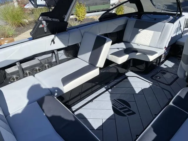 Slide: The Image of Malibu Wakesetter 23 LSV 2025 - 16
