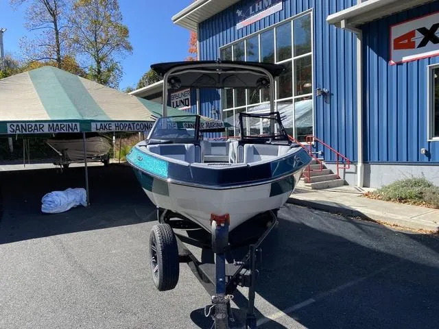 Slide: The Image of Malibu Wakesetter 23 LSV 2025 - 8