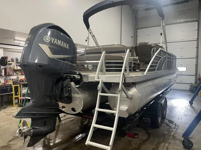 Slide: The Image of 2018 Bennington 25GSB pontoon boat with Yamaha outboard in a garage. - 3