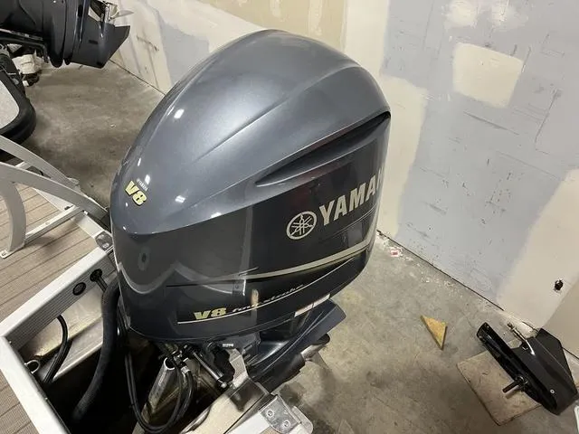 Slide: The Image of Yamaha V8 outboard motor on a 2018 Bennington 25GSB boat. - 4