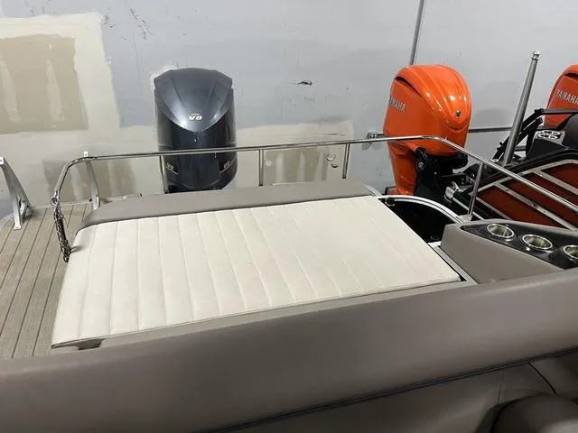 Slide: The Image of 2018 Bennington 25GSB boat with Yamaha outboard motors and cushioned seating. - 5