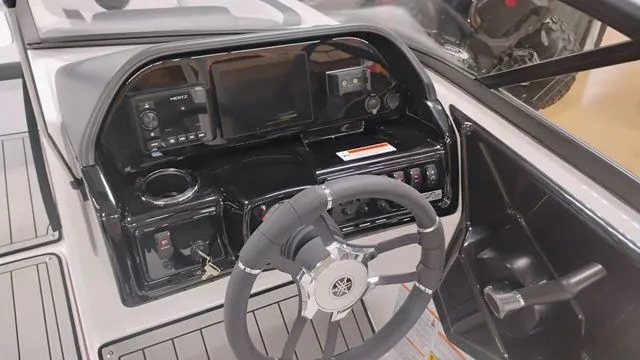 Slide: The Image of Yamaha 195S 2025 - 10