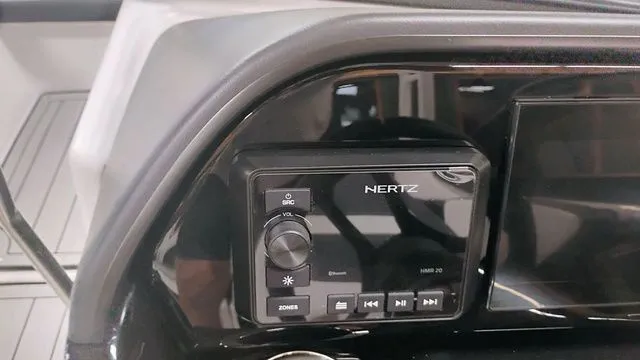 Slide: The Image of Yamaha 195S 2025 - 11