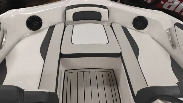 Slide: The Image of Yamaha 195S 2025 - 20