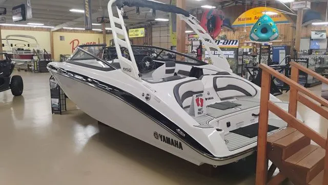 Slide: The Image of Yamaha 195S 2025 - 3