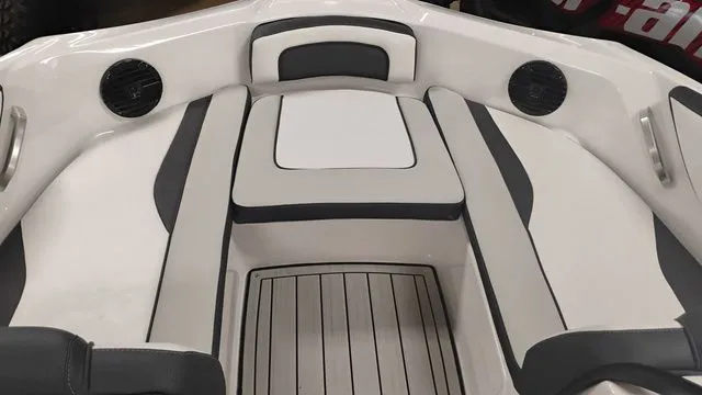 Slide: The Image of Yamaha 195S 2025 - 33