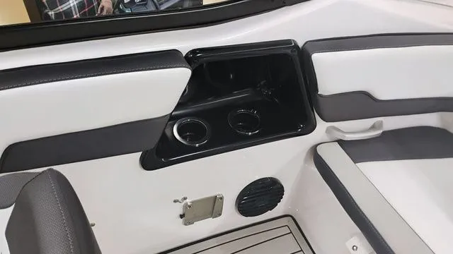 Slide: The Image of Yamaha 195S 2025 - 39