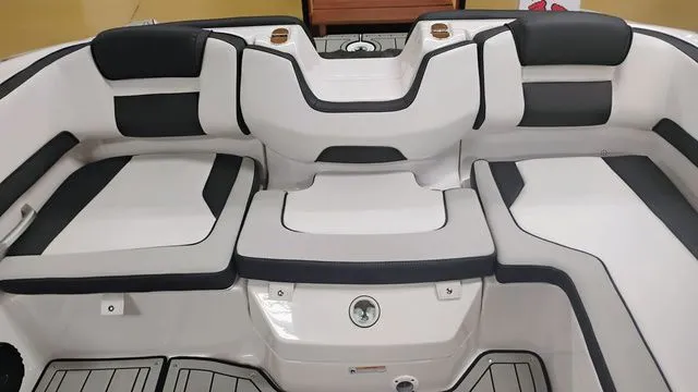 Slide: The Image of Yamaha 195S 2025 - 40