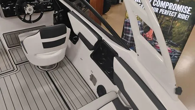 Slide: The Image of Yamaha 195S 2025 - 44