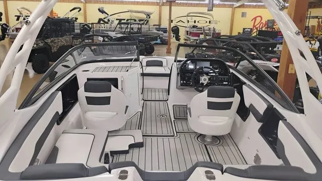 Slide: The Image of Yamaha 195S 2025 - 6