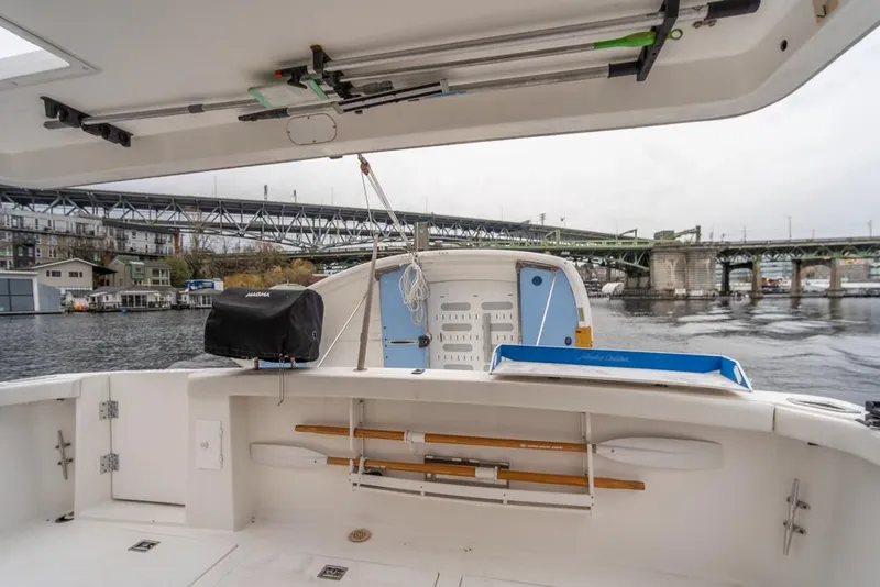 Slide: The Image of Bayliner 4788 Pilot House Motoryacht 2000, spacious deck view with bridge in background. - 42