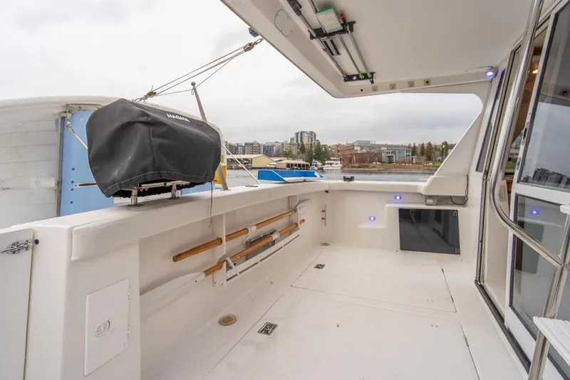 Slide: The Image of Bayliner 4788 Pilot House Motoryacht 2000, spacious deck with cityscape view. - 44