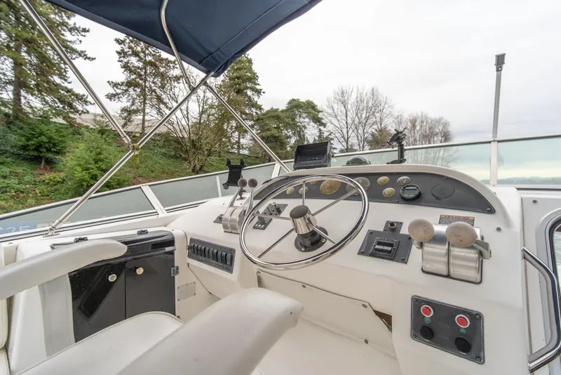 Slide: The Image of Bayliner 4788 Pilot House Motoryacht 2000 - 50