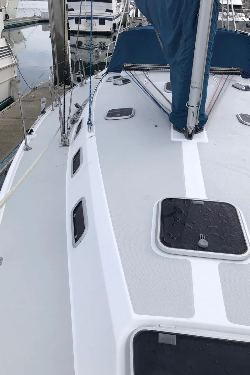 Slide: The Image of 1996 Catalina 42 MkII sailboat deck with hatches and rigging. - 19