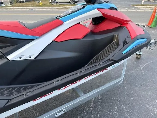 Slide: The Image of Yamaha JETBLASTER DLX 2-IMPERIAL RED/BLACK 2025 - 10