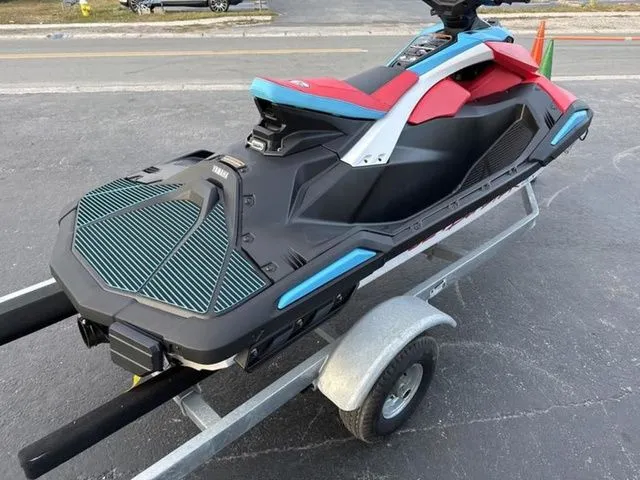 Slide: The Image of Yamaha JETBLASTER DLX 2-IMPERIAL RED/BLACK 2025 - 4