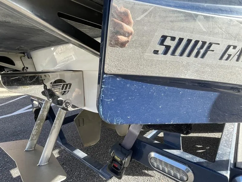 Slide: The Image of 2017 Malibu 21 VLX boat with Surf Gate technology, rear view close-up. - 38