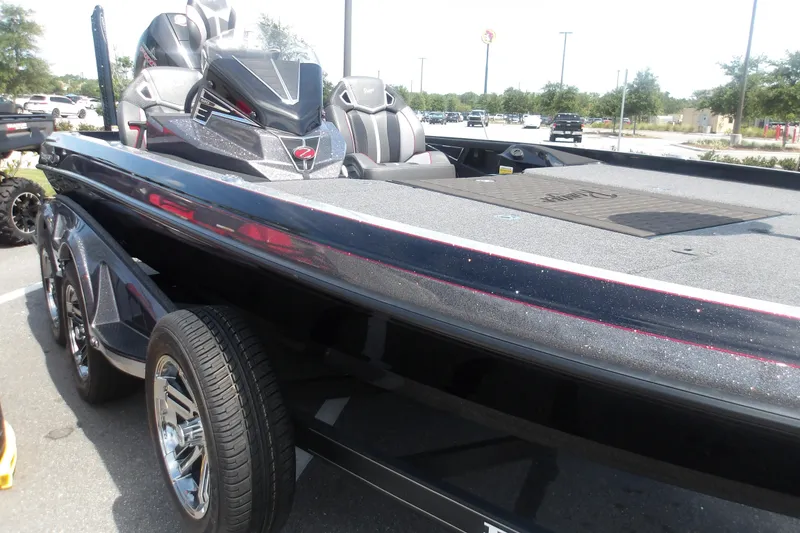 Slide: The Image of 2025 Ranger Z520R Cup-Equipped boat with sleek design and modern features. - 8