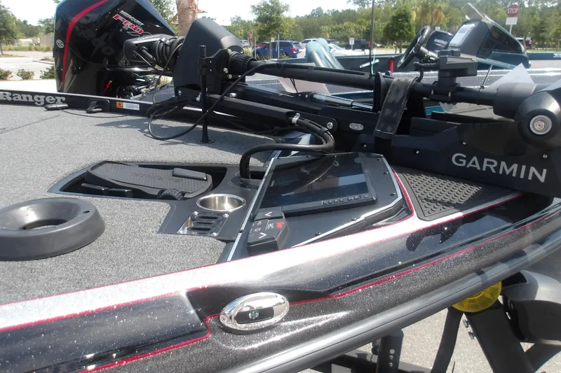 Slide: The Image of 2025 Ranger Z520R Cup-Equipped boat with Garmin electronics and sleek design. - 9
