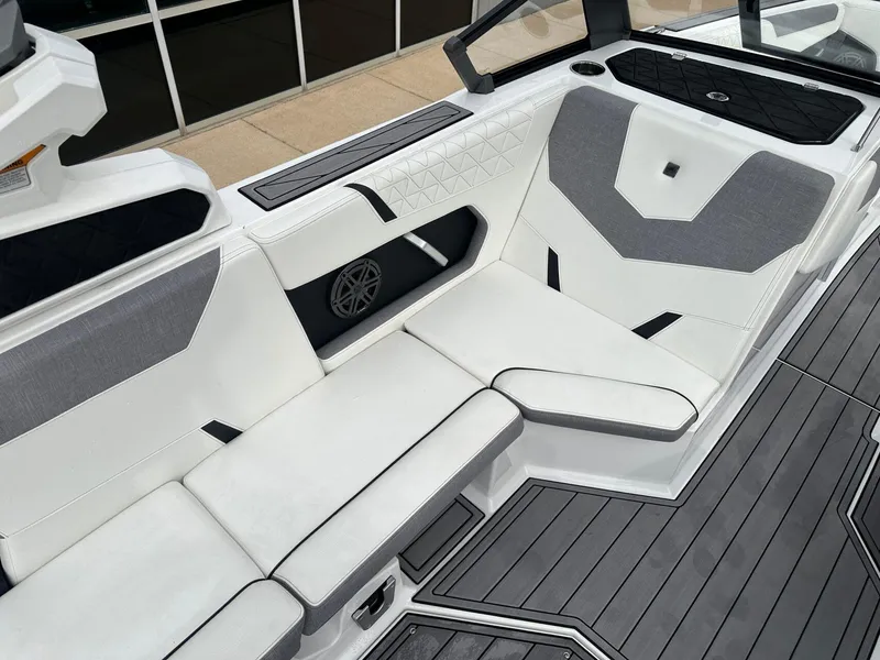 Slide: The Image of Nautique GS24 2024 - 8