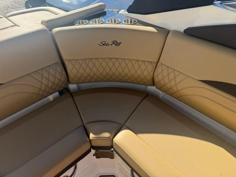 Slide: The Image of Sea Ray SLX 260 2024 - 12