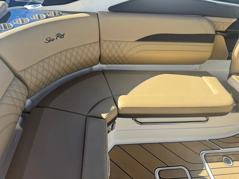 Slide: The Image of Sea Ray SLX 260 2024 - 13