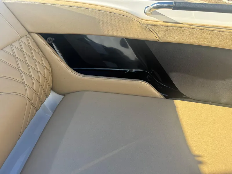 Slide: The Image of Sea Ray SLX 260 2024 - 21