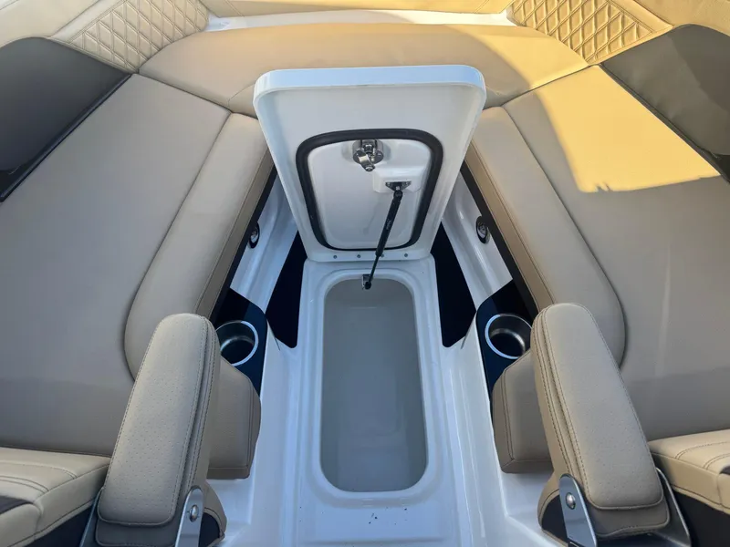 Slide: The Image of Sea Ray SLX 260 2024 - 22