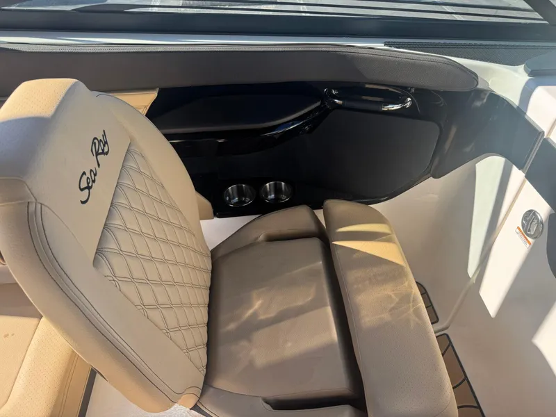 Slide: The Image of Sea Ray SLX 260 2024 - 23