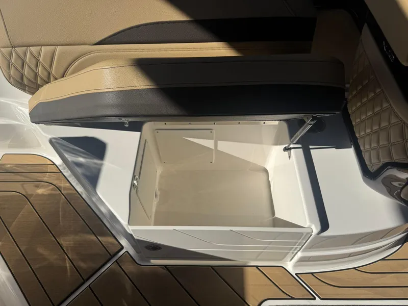 Slide: The Image of Sea Ray SLX 260 2024 - 24