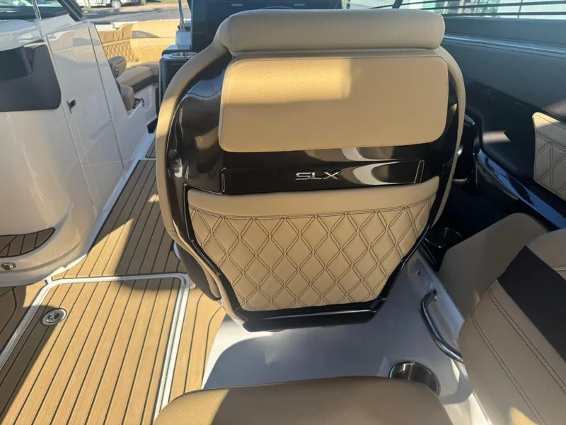 Slide: The Image of Sea Ray SLX 260 2024 - 25