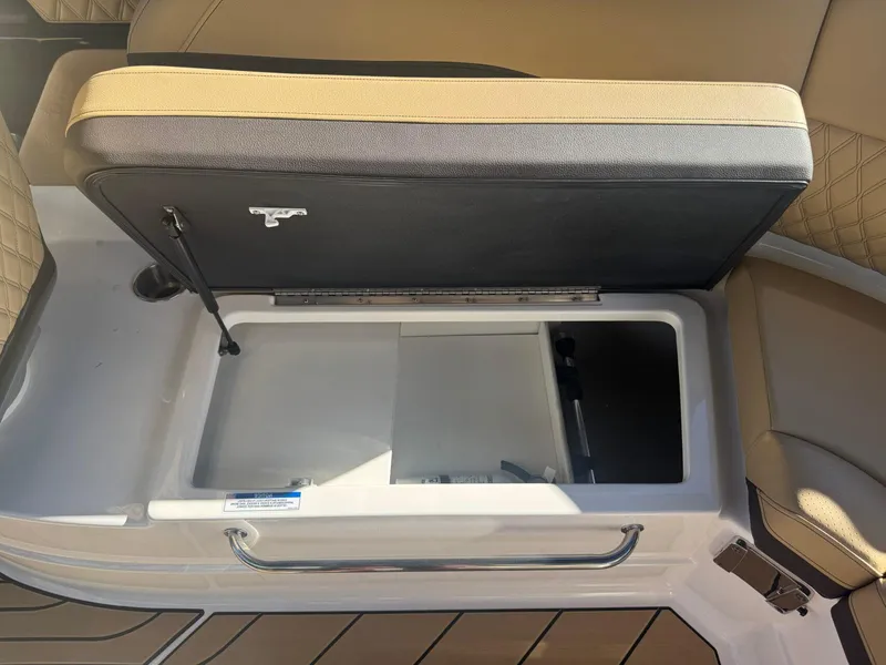 Slide: The Image of Sea Ray SLX 260 2024 - 26