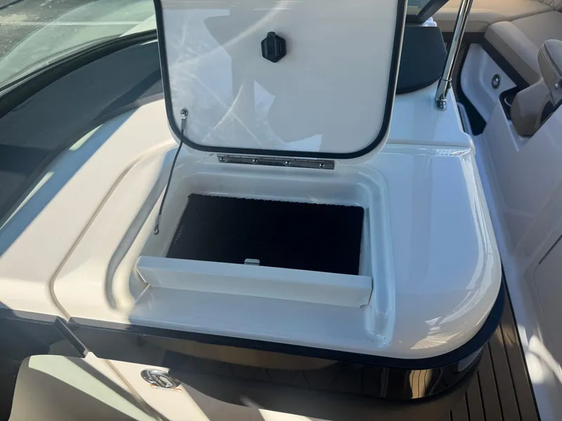 Slide: The Image of Sea Ray SLX 260 2024 - 28