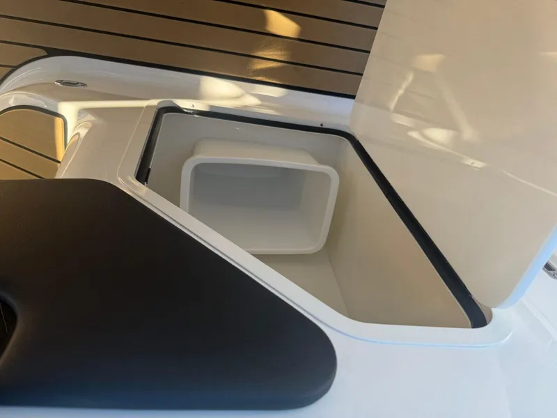 Slide: The Image of Sea Ray SLX 260 2024 - 29