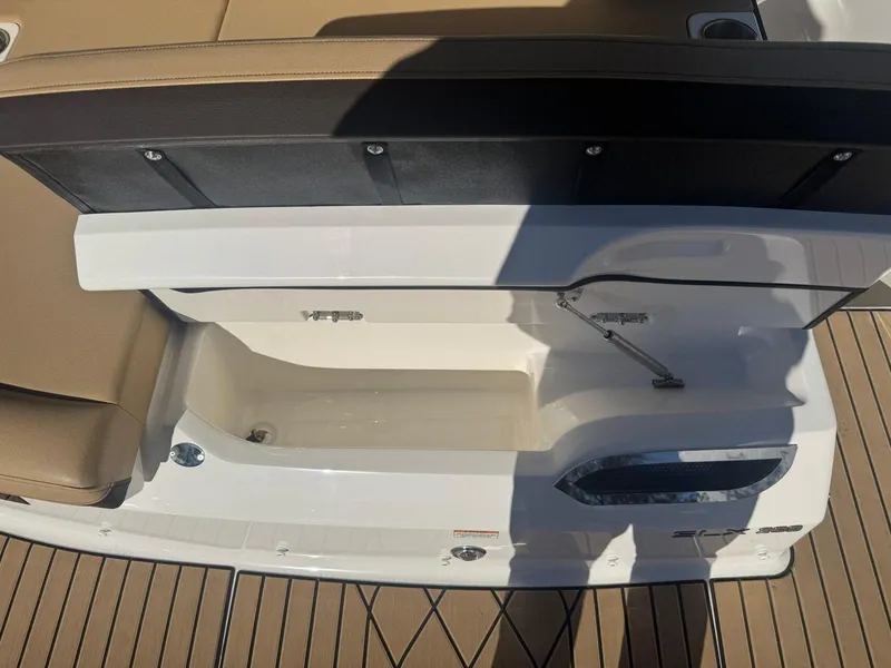 Slide: The Image of Sea Ray SLX 260 2024 - 31