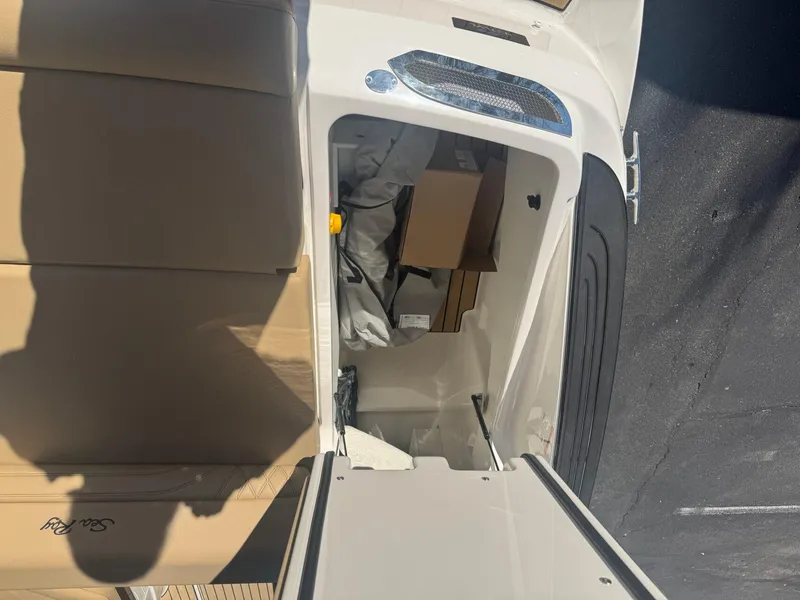 Slide: The Image of Sea Ray SLX 260 2024 - 32