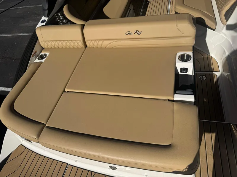 Slide: The Image of Sea Ray SLX 260 2024 - 9