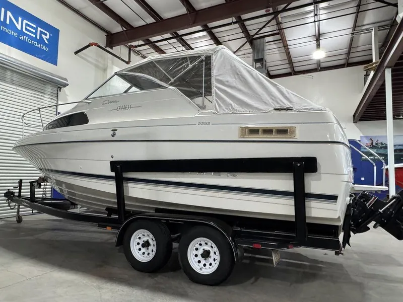 Slide: The Image of 2000 Bayliner 2252 Ciera Express boat on trailer in indoor storage. - 14