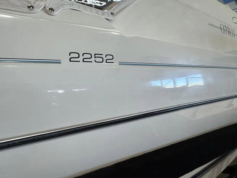 Slide: The Image of 2000 Bayliner 2252 Ciera Express boat side view with model number. - 27
