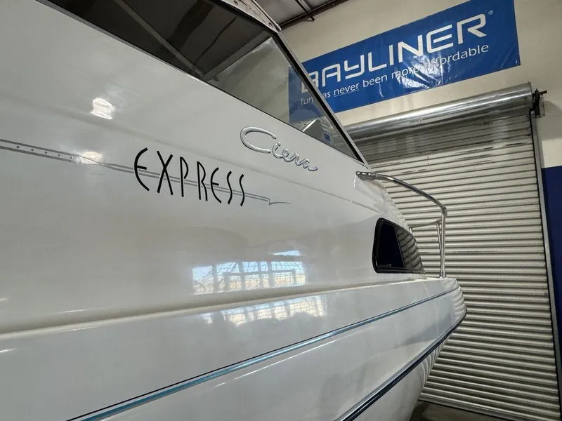 Slide: The Image of 2000 Bayliner 2252 Ciera Express boat in showroom, side view. - 29