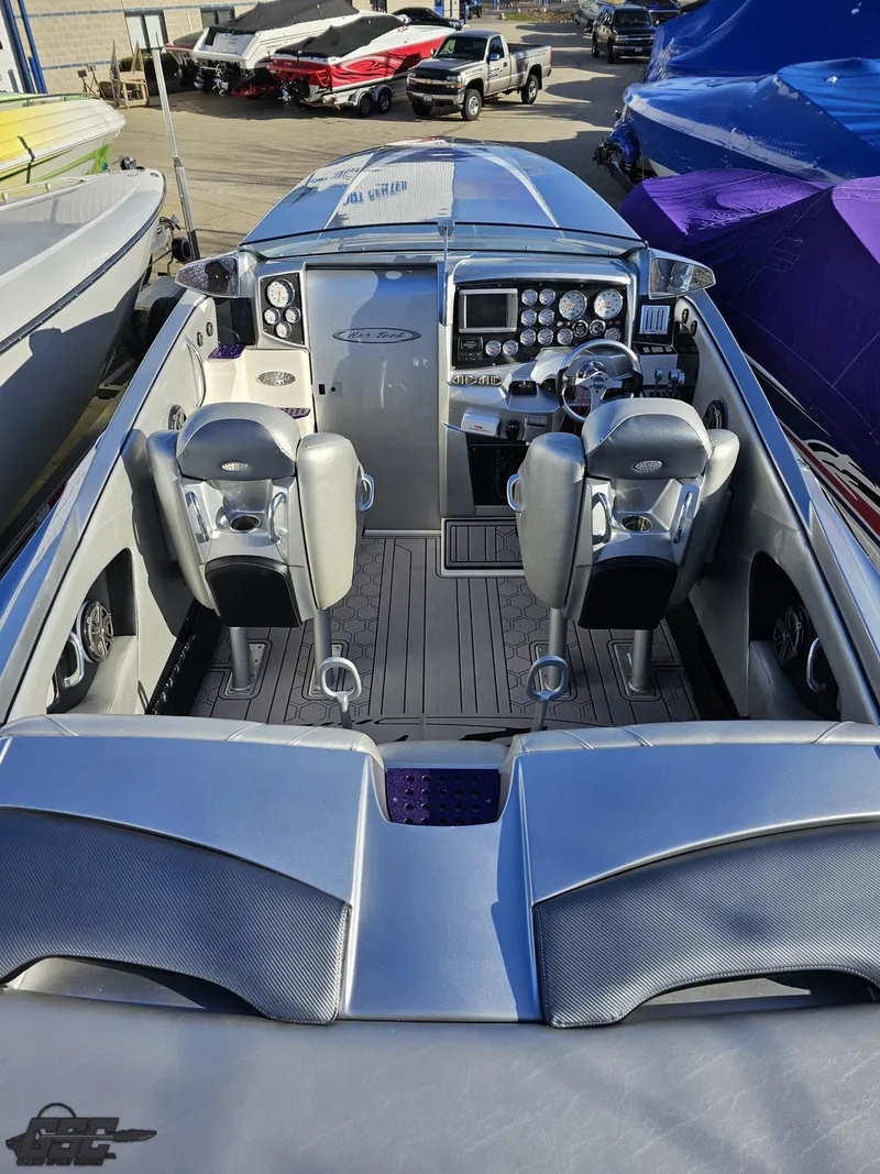 Slide: The Image of 2007 Nor-Tech 3900 Super-VEE boat interior with dual seats and control panel. - 40