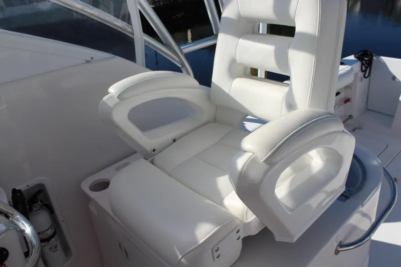 Slide: The Image of Luxurious white captain's chair on 2006 Pro-Line 32 Express boat. - 29