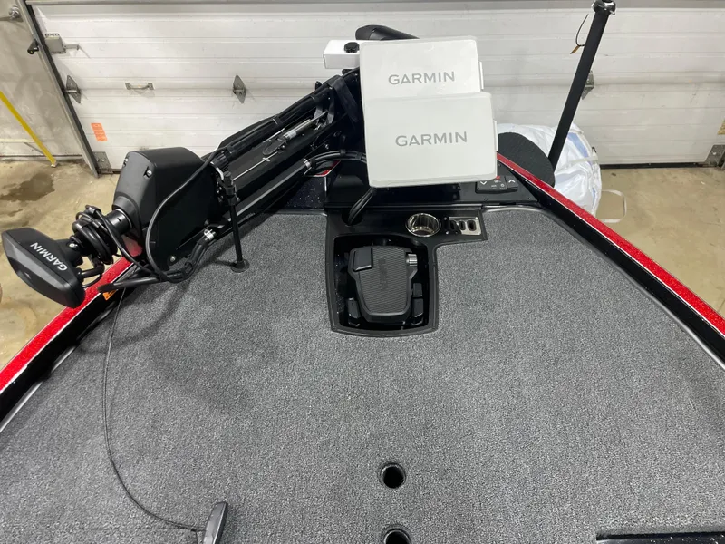 Slide: The Image of 2025 Ranger Z521R boat deck with Garmin electronics and trolling motor. - 8