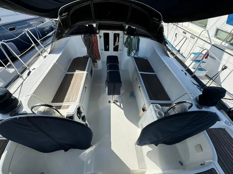 Slide: The Image of 2004 Beneteau Oceanis Clipper 473 sailboat cockpit with seating and ropes. - 18