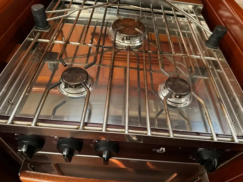 Slide: The Image of Stainless steel stove on 2004 Beneteau Oceanis Clipper 473 yacht. - 32