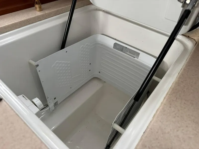 Slide: The Image of Interior view of a 2004 Beneteau Oceanis Clipper 473 storage compartment. - 33
